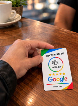 Card NFC Recensisci su Google in mano su un tavolino da caffè
