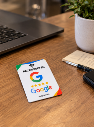 Card NFC Recensisci su Google su una scrivania d'ufficio