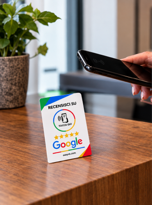 Card NFC Recensisci su Google alla reception di uno studio